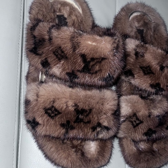 Louis Vuitton mink fur slides women’s - Picture 2 of 9